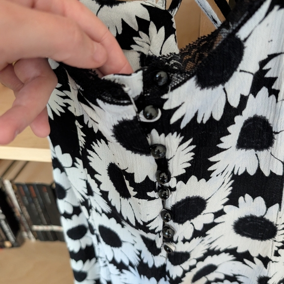 Black & White Daisy Print Romper - Picture 2 of 5